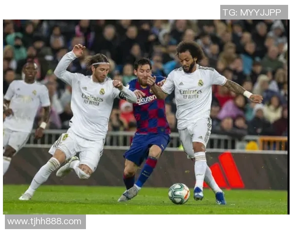 足球明星与棋盘的精彩对决高清照片展现运动与智慧的完美结合